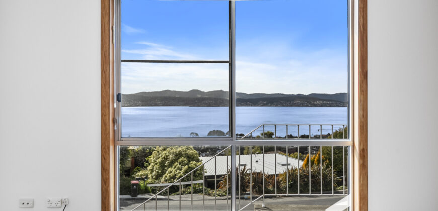 1/40 Broadwaters Pde, SANDY BAY TAS 7005