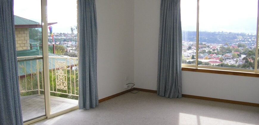 2/4 Hickson Place West Hobart, TAS 7000
